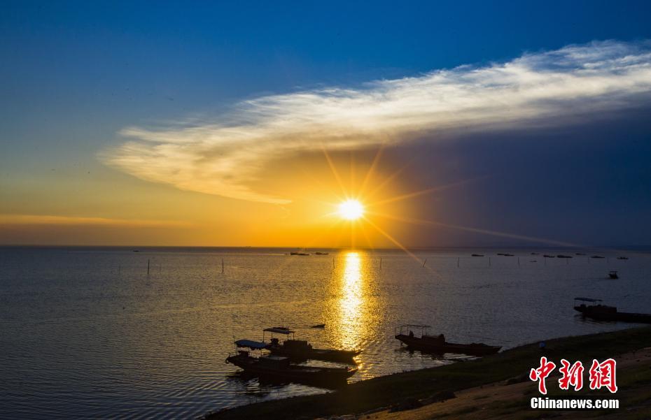 Picturesque scenery of sunset glow at Poyang Lake in E China’s Jiangxi