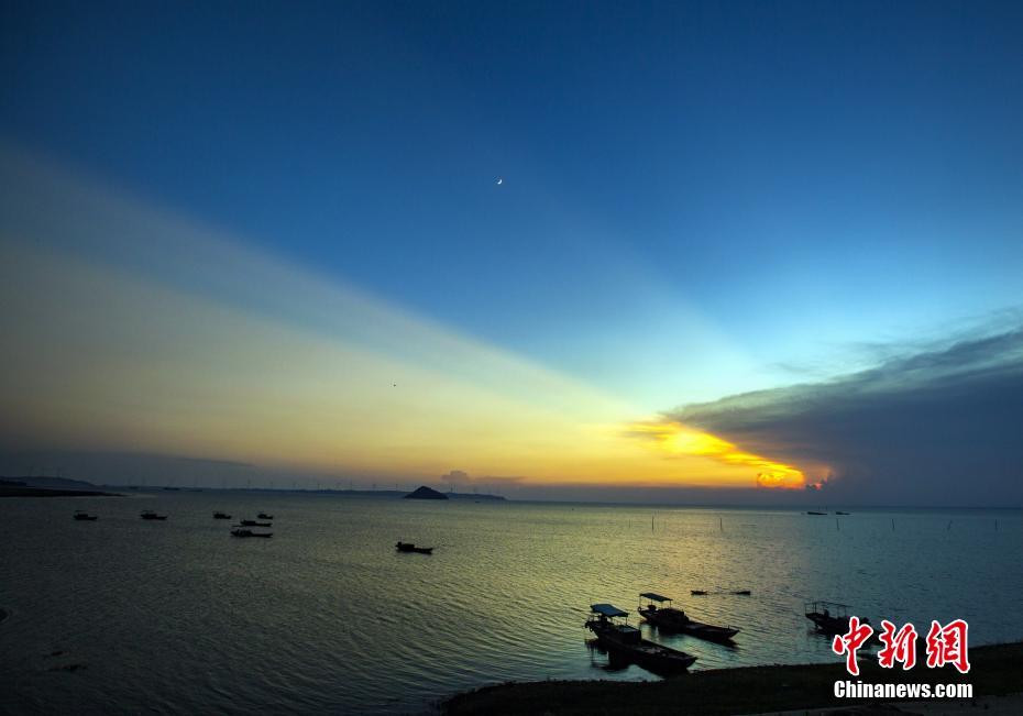 Picturesque scenery of sunset glow at Poyang Lake in E China’s Jiangxi