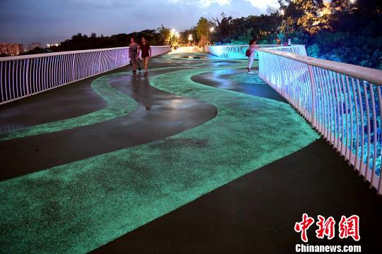 Luminous walkway seen in SE China’s Fujian