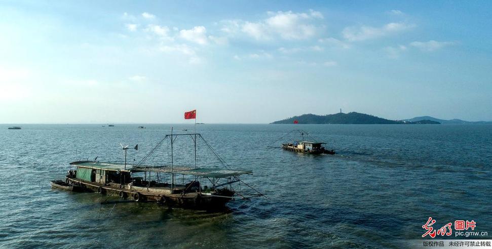 Fishermen busy fishing in E China’s Anhui
