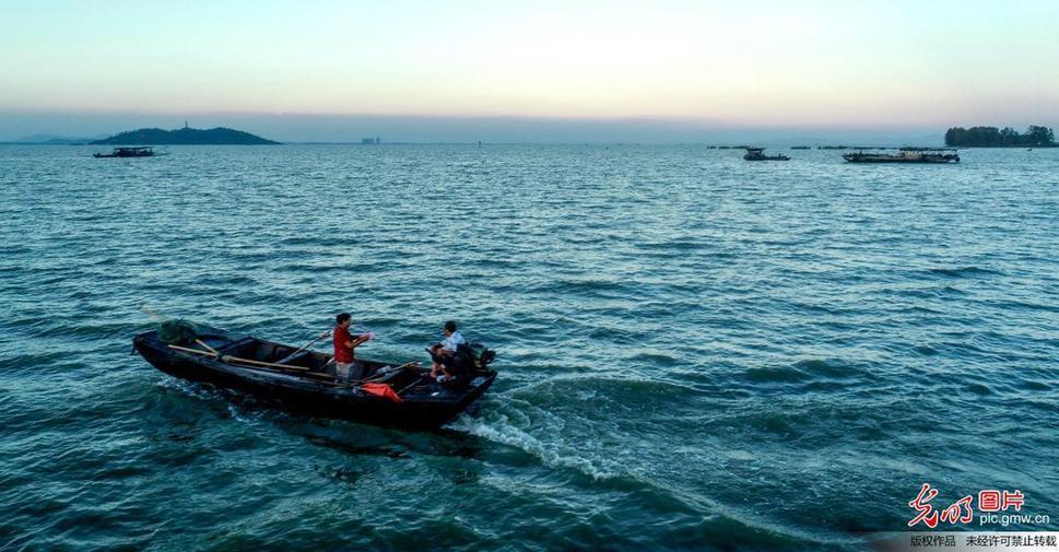 Fishermen busy fishing in E China’s Anhui