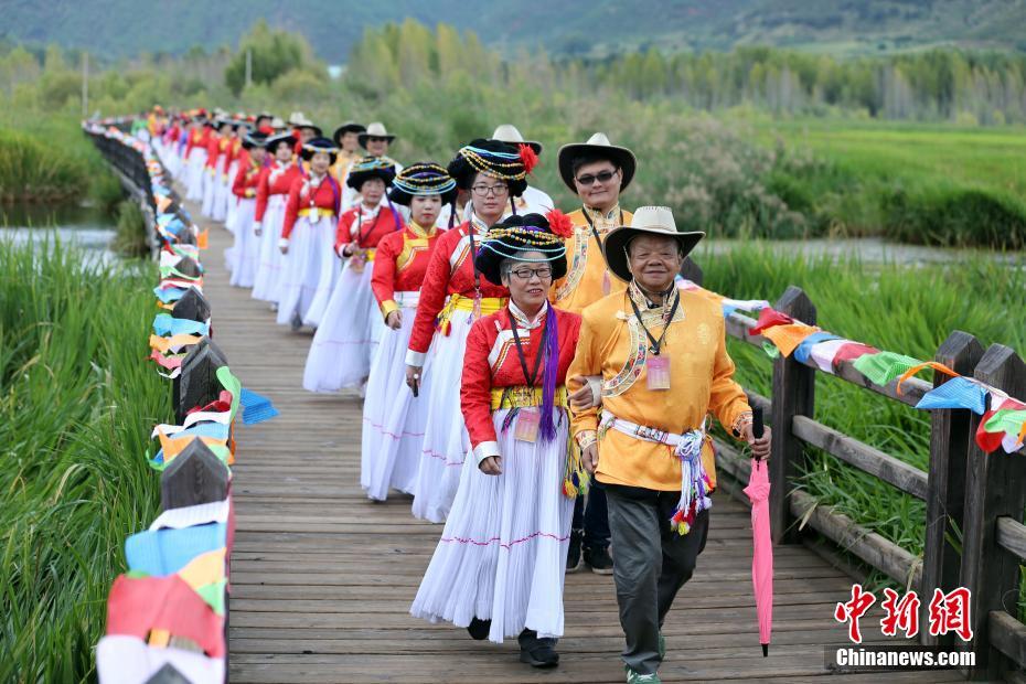 Group wedding held at Lugu Lake in SW China’s Sichuan