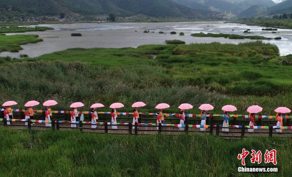 Group wedding held at Lugu Lake in SW China’s Sichuan