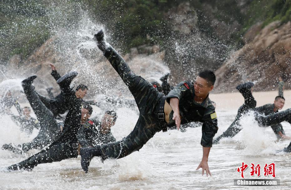 Armed police soldiers in tough training in SE China’s Fujian