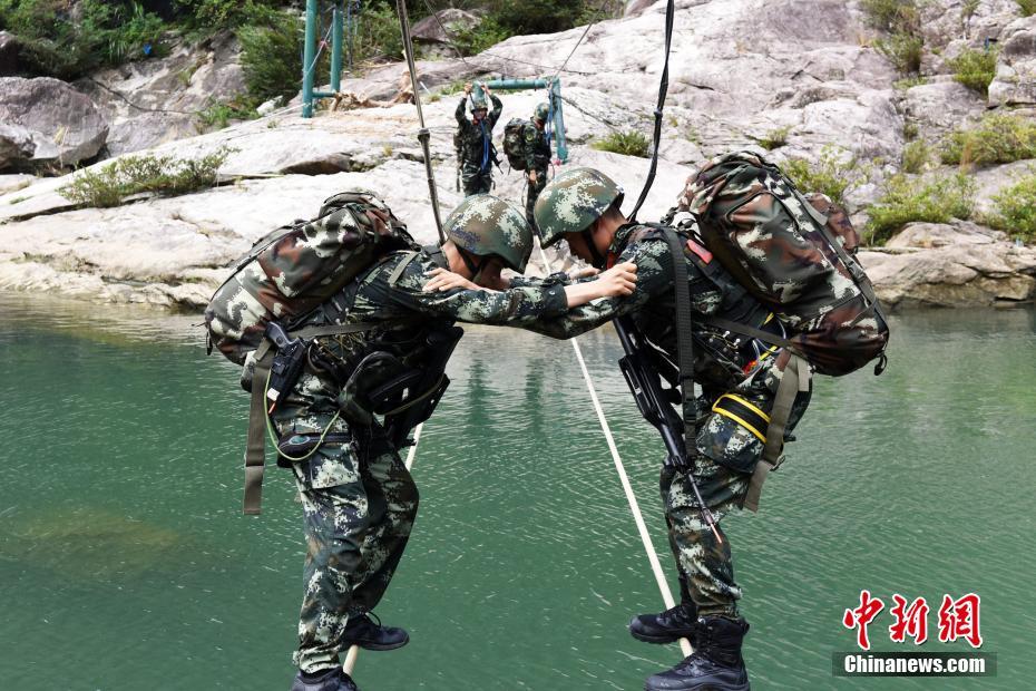 Armed police soldiers in tough training in SE China’s Fujian