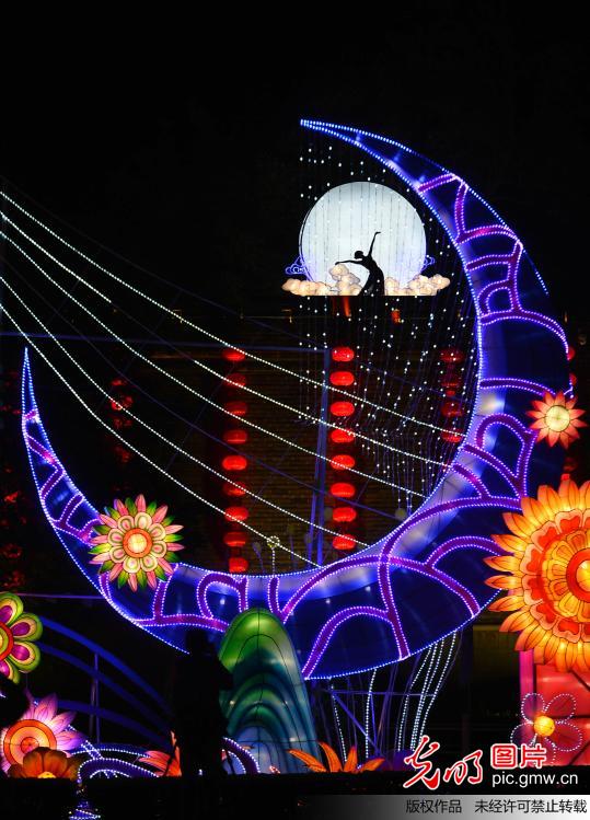 Lantern show held to celebrate Mid-Autumn Festival in E China’s Shandong