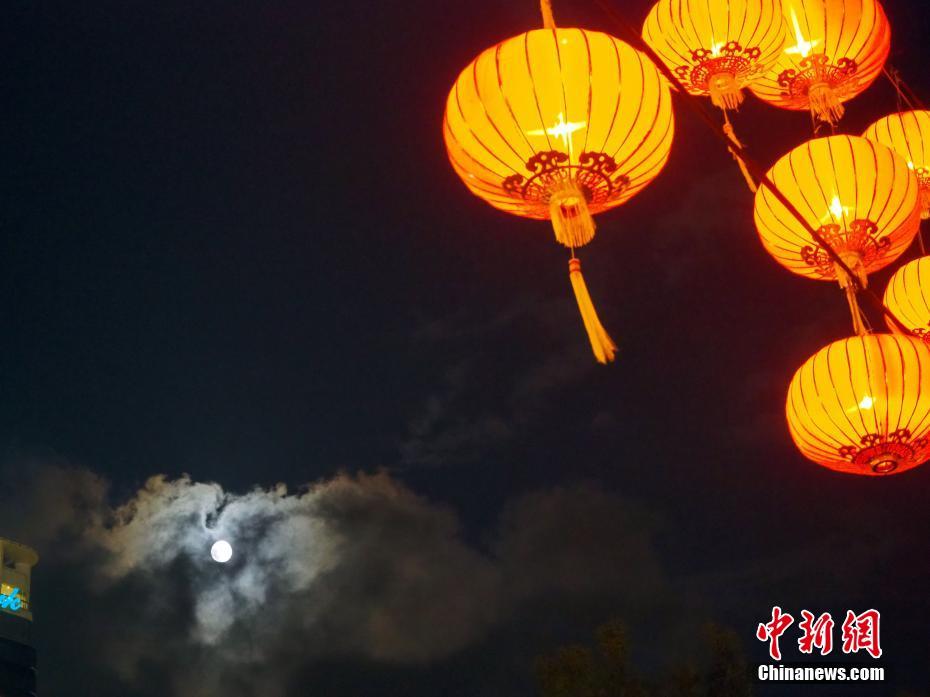 Mid-Autumn lantern carnivals held in Hong Kong