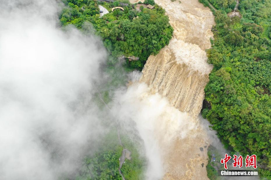 Huangguoshu waterfall in guizhou has the largest flood peak since autumn