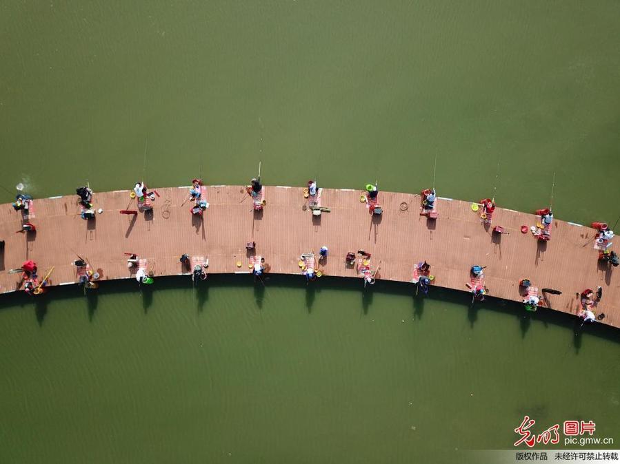Almost 1,000 fans go fishing in E China’s Jiangsu