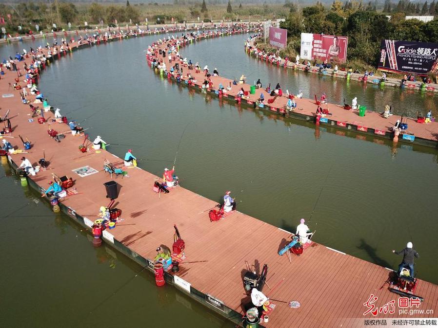 Almost 1,000 fans go fishing in E China’s Jiangsu