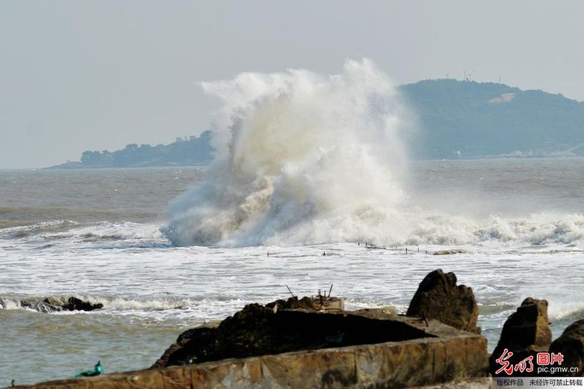 Rough sea seen in E China’s Shandong Province