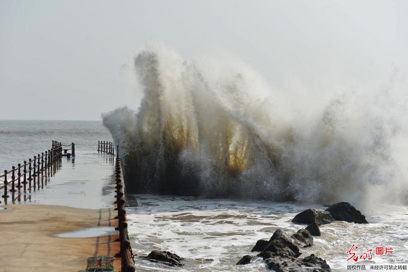 Rough sea seen in E China’s Shandong Province