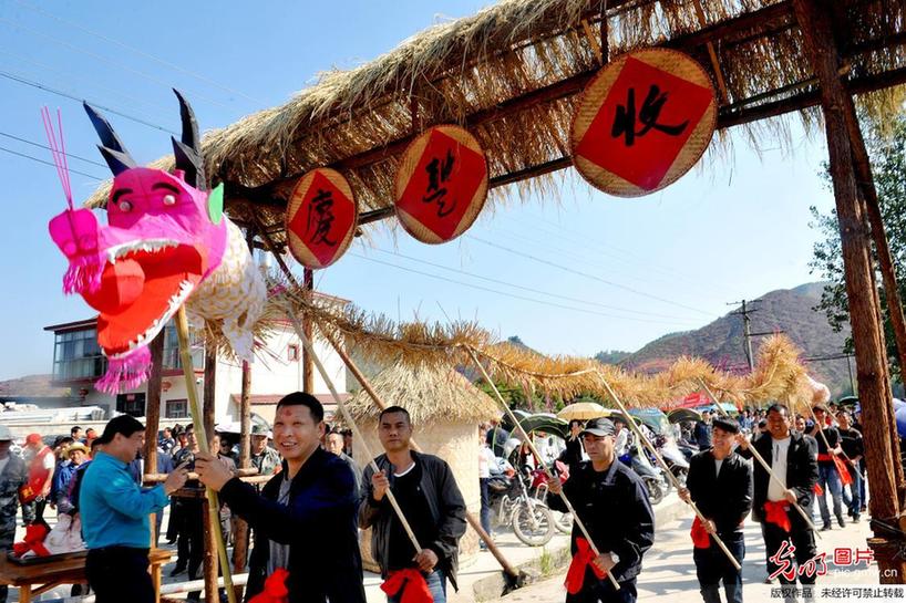 Farmers perform straw dragon dance to celebrate harvest season