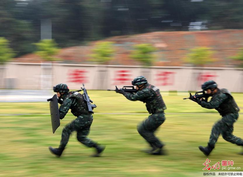 Armed policemen in training in E China’s Jiangxi