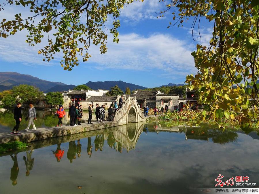 Tourists enjoy autumn scenery in E China’s Anhui Province