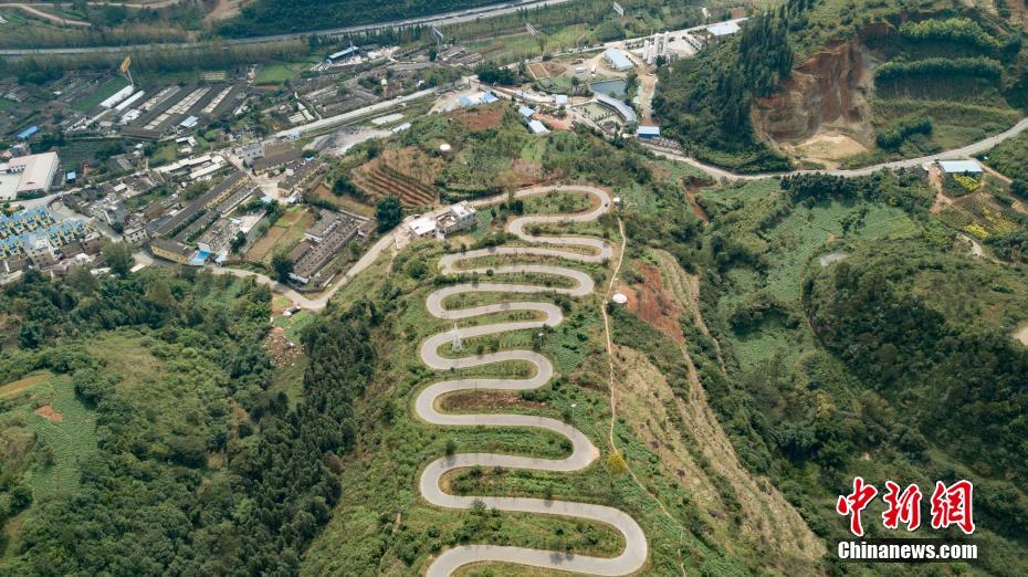 Scenery of “most winding road” with 68 turns in SW China’s Yunnan