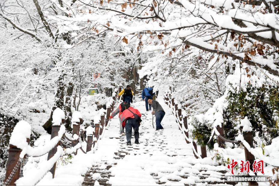 Snow-covered Kongtong Mountain attracts tourists in NW China’s Gansu