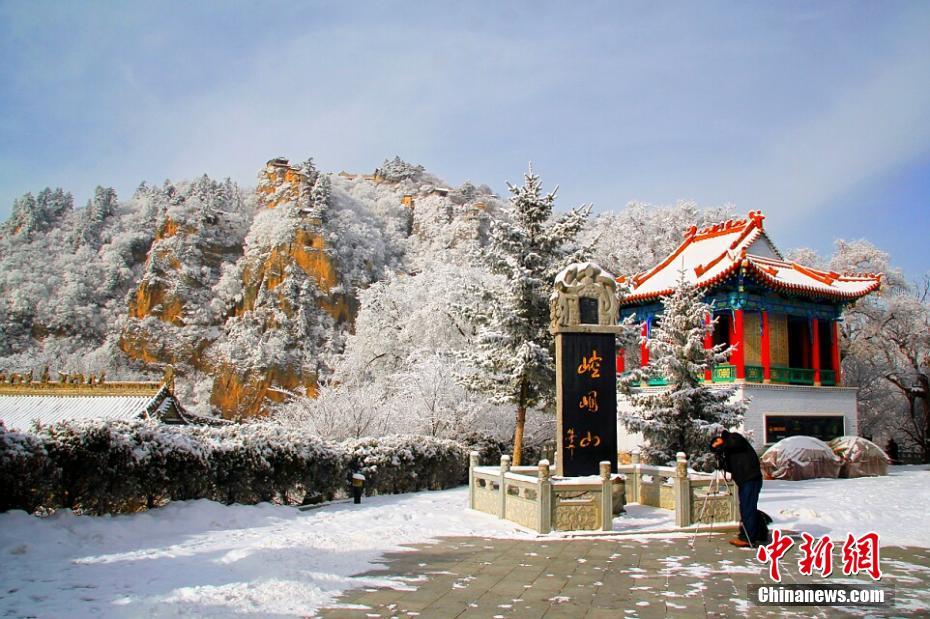 Snow-covered Kongtong Mountain attracts tourists in NW China’s Gansu