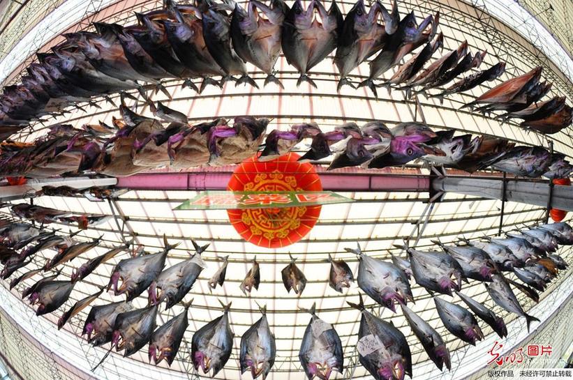 People dry fish in E China’s Qingdao