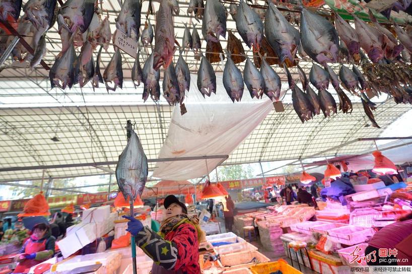 People dry fish in E China’s Qingdao