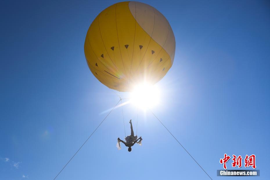 Acrobat performs in E China’s Jiangxi Province