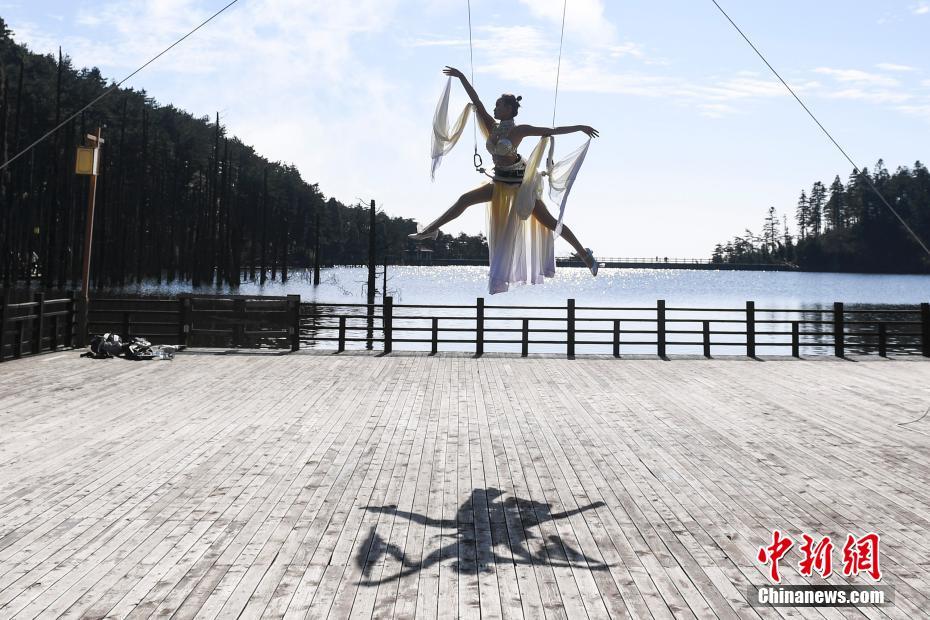Acrobat performs in E China’s Jiangxi Province