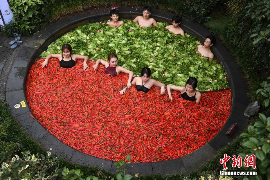 Hotpot-style hot spring attracts citizens in E China’s Hangzhou