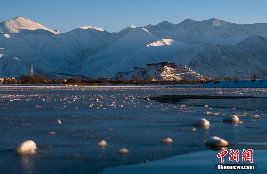 Amazing scenery of Lhasa after snowfall in China’s Tibet