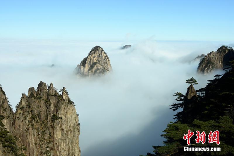 Amazing scenery of sea of clouds in E China’s Anhui Province