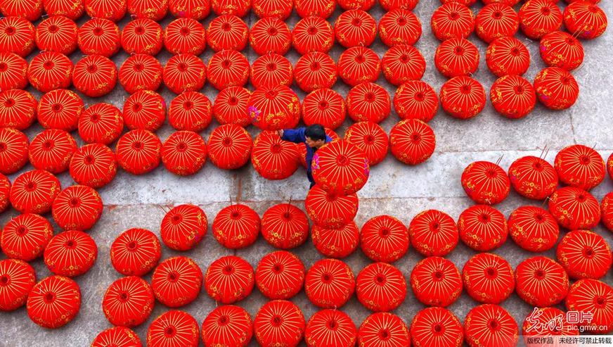 Workers busy making lanterns in E China’s Zhejiang