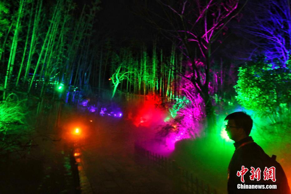 Night scenery attracts tourists in E China’s Jiangsu Province