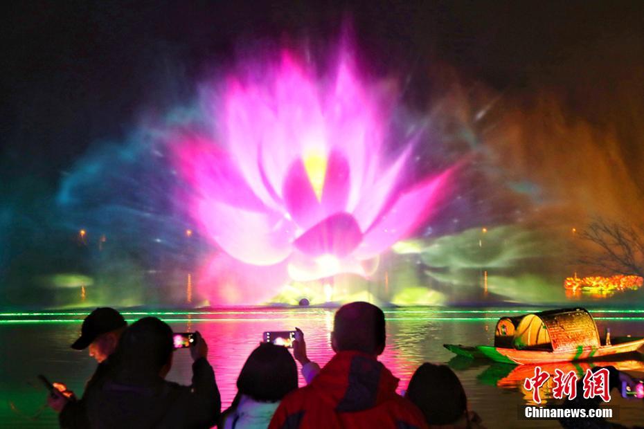 Night scenery attracts tourists in E China’s Jiangsu Province