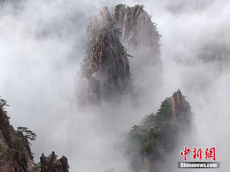 Amazing scenery of Huangshan Mountain after rainfall in E China