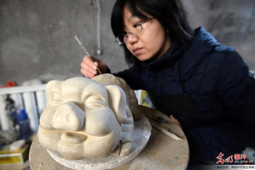 Workers busy making porcelain products in N China’s Hebei Province