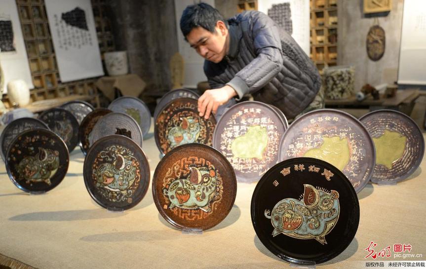 Workers busy making porcelain products in N China’s Hebei Province