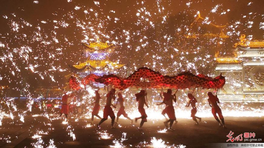 Iron sparks dragon dance performed in E China’s Shandong Province