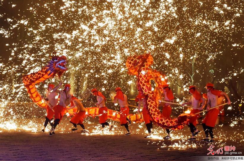 Iron sparks dragon dance performed in E China’s Shandong Province