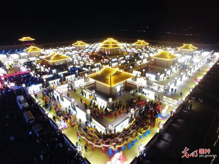 Tourists view light show in NW China’s Gansu