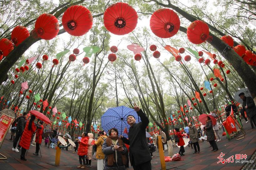 Citizens join lantern riddles activity in C China’s Hunan Province