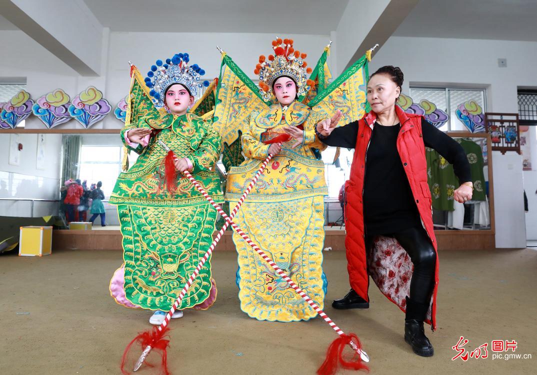 People experience Peking Opera in China's Jiangsu