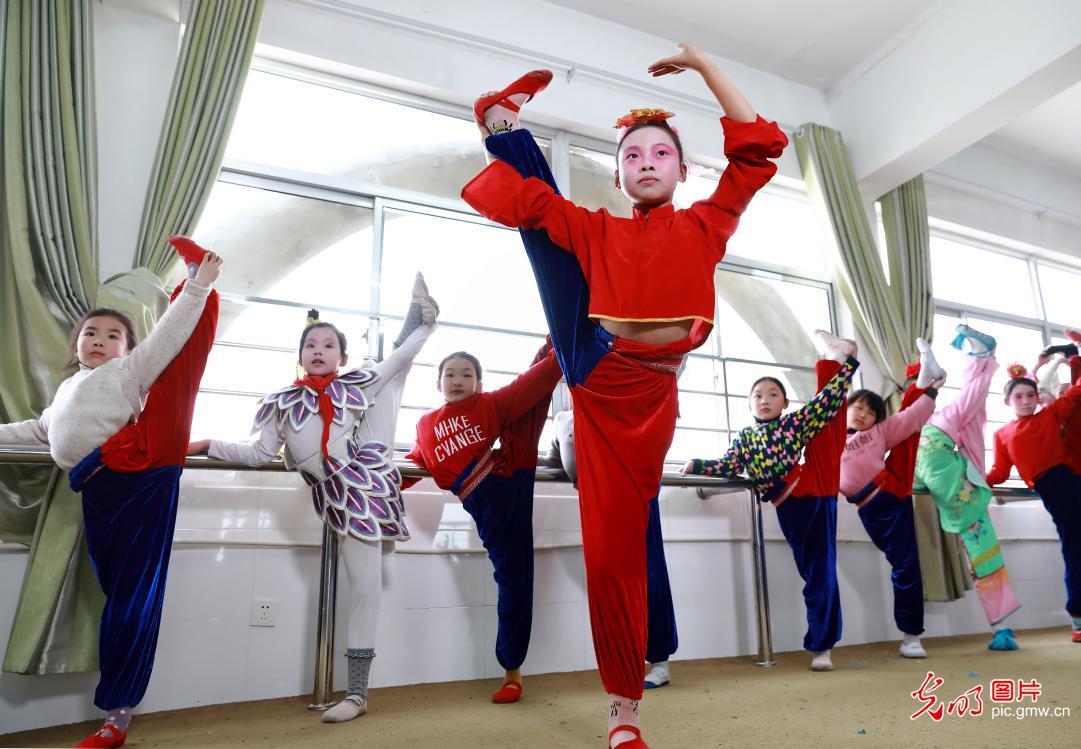 People experience Peking Opera in China's Jiangsu