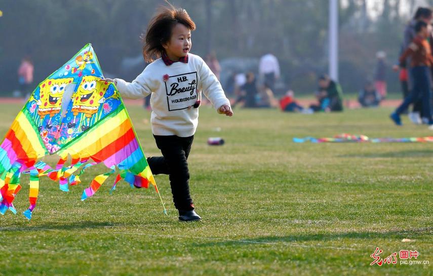 Children fly kites to have fun in E China’s Anhui Province