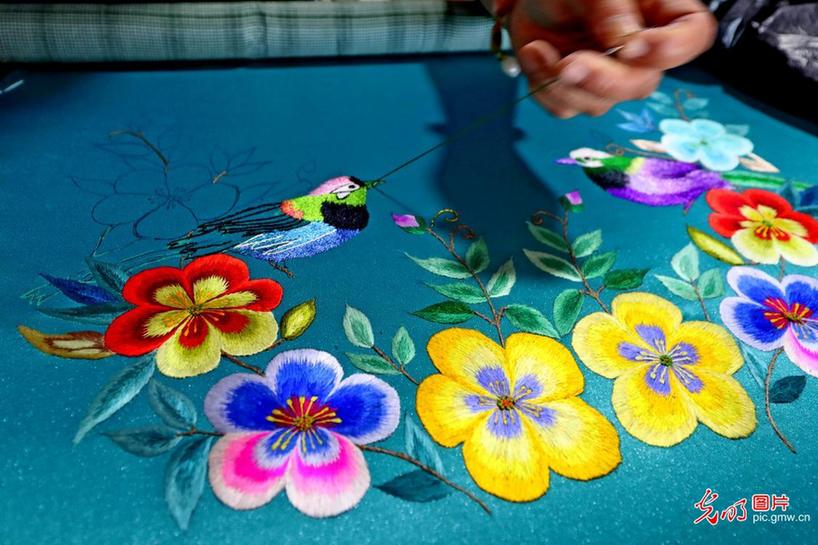 Citizens make embroidery works to increase income in NW China’s Xinjiang