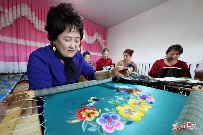 Citizens make embroidery works to increase income in NW China’s Xinjiang
