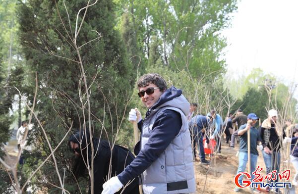Foreign experts plant trees in Beijing