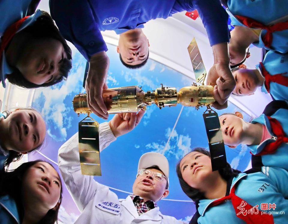 Expert introduces space knowledge to students in China's Hebei