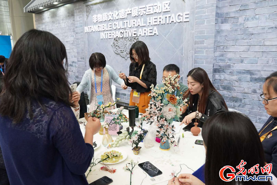 Chinese and foreign journalists experience intangible cultural heritages at CDAC media center in Beijing