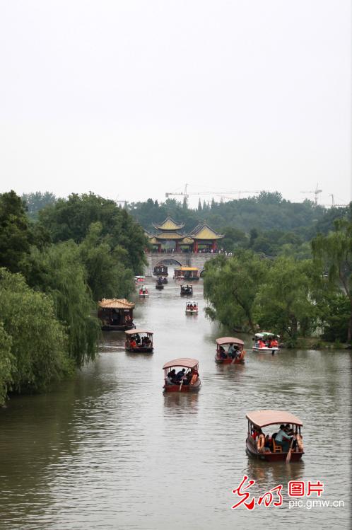 Tourists view Slender West Lake in E China’s Jiangsu Province