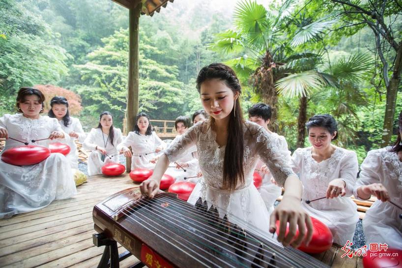 Performers play musical instruments at Lushan Mountain in E China’s Jiangxi