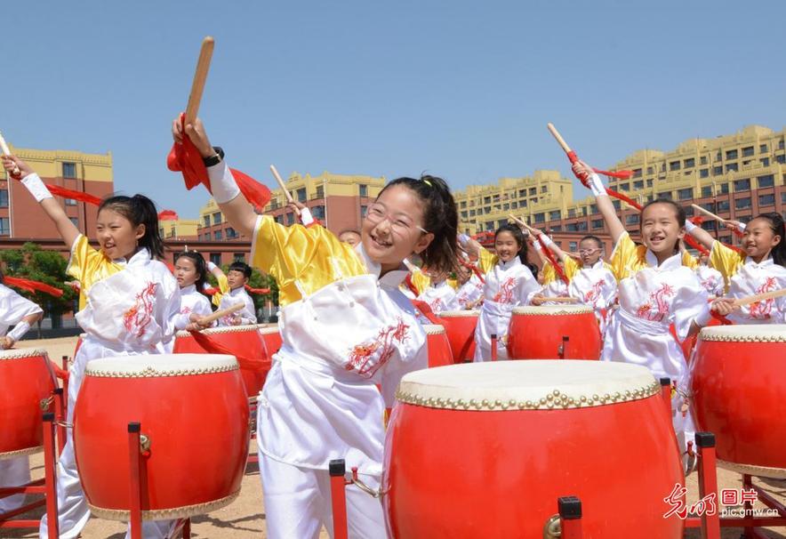 Pupils play drums in NE China’s Liaoning Province